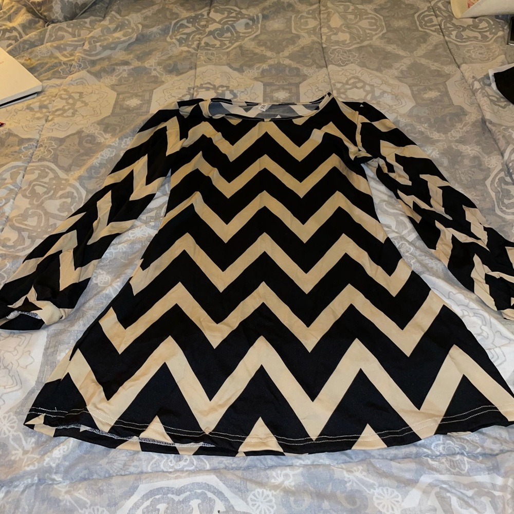 Chevron print dress. Creme and black, size medium